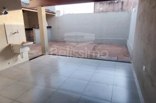 Linda Casa com excelente localização, 10 minutos do centro, Contendo 02(dois) quartos, sendo um com guarda-roupa embutido, 01(uma) sala com  01(uma) cozinha integrada e planejados, 01(um) banheiro, Ar-condicionado nos quartos e na sala, varanda ampla e co