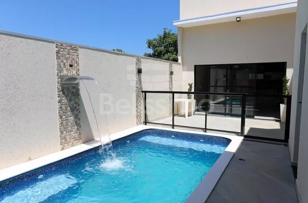 Linda Casa no condomínio Costa Leste . Casa com 03(três)  quartos, sendo 1 suíte com closet e ventilador de teto nos  outros 2 quartos,  Móveis Planejados em todos os quartos,  01(um) banheiro social  com planejados,  Todos Lavatórios c/ pedra esculpida e