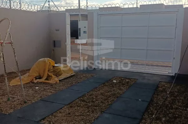 Casa com excelente localização 10 minutos do centro. Casa com 02 (dois) quartos, sendo 01 (um) suíte, 02 (dois) banheiros, 01 (uma) sala, 01 (uma) cozinha, 01 (uma) lavanderia e garagem para 2 carros. 