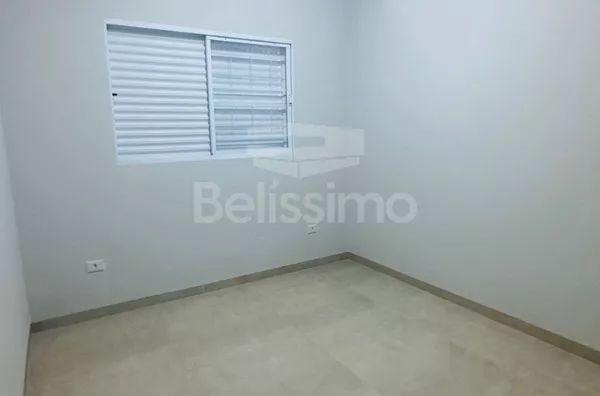 Casa localizada em Três Lagoas MS no bairro: Nova Três Lagoas , contendo os seguintes cômodos: 3(três) quartos, sendo 01 (uma) suíte, 01 (um) banheiro social,  01 (uma) cozinha, 01 (uma) sala TV com pé direito alto, 1(uma) lavanderia coberta, garagem  par