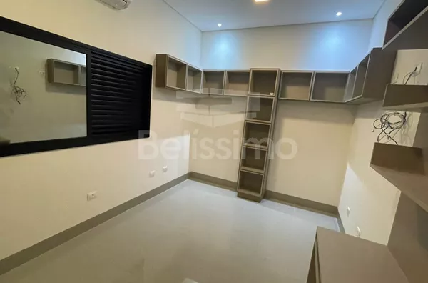 Linda Casa no condomínio Costa Leste, Casa com 03(três) quartos com planejados, sendo uma suíte, 01(uma) sala com pé direito alto, com planejados e com acabamento sanca de gesso, 01 (uma) cozinha com planejados, 01 (uma) área de serviço coberta, 03 (três)