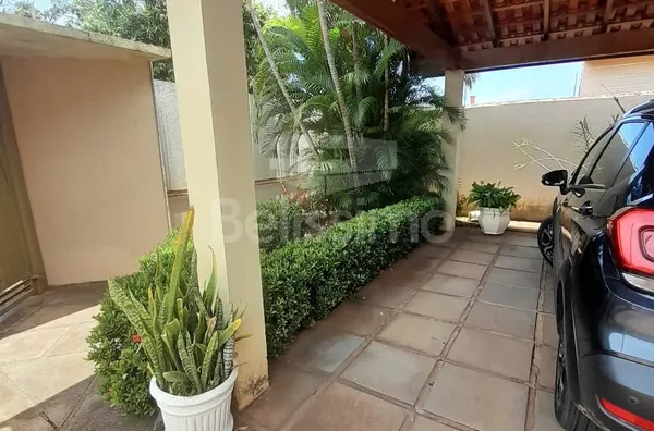 Casa á venda no Bairro Santos Dumont. Contendo 03(três) quarto(s) com planejados, sendo 1 suíte, 01(uma) sala de TV, 01(um)banheiro social com planejado, 01(uma) cozinha ampla com planejados, Área gourmet  com lavabo, lavanderia coberta, garagem para 3 ca