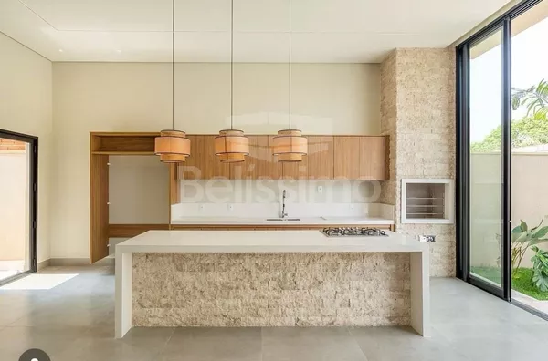 Casa com excelente localização no Condomínio Quarta Lagoa Eco Residence. Casa com 03(Três) quartos, sendo todos suíte, 01(uma) sala de TV,  01(uma) cozinha com área gourmet, 04(quatro) banheiros, 01(uma) área de serviço coberta e com garagem para 2 carros