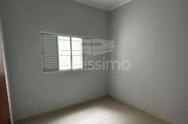 Casa com excelente localização. Casa de 2 quartos,  01(uma) sala de TV, 01 (uma) cozinha, (01) banheiro, 01 (uma) área de serviço coberta e garagem para 1 carro.