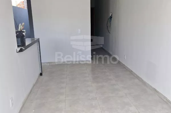 Casa localizada no bairro Nova Europa. Com 2 quartos,  01(uma) sala de TV, 01 (uma) cozinha, (01) banheiro, 01 (uma) área de serviço coberta e garagem para 1 carro.