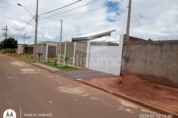Barracão comercial com excelente localização.  Barracão comercial contendo:   01(um) Quarto ,01(uma) Sala de TV, 01(uma) Cozinha, 02(dois) Banheiros , 01(uma) Lavanderia coberta, 02 (dois) Ar-condicionado 01 (um) de 12 Mil BTUS e 01 (um) de 18 Mil BTUS