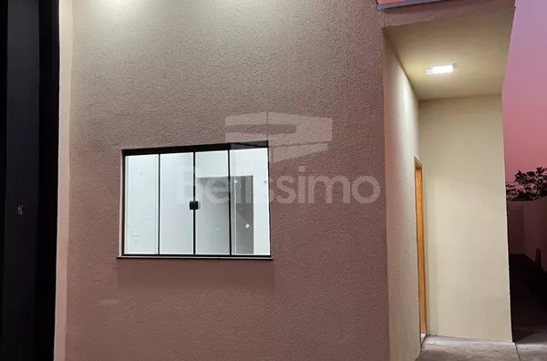 Casa no bairro Mais Parque. Casa com 02 (dois) quartos, sendo 01 (um) suíte, 02 (dois) banheiros, 01 (uma) sala de estar, 01 (uma) cozinha, 01 (uma) lavanderia e com garagem para 2 carro.