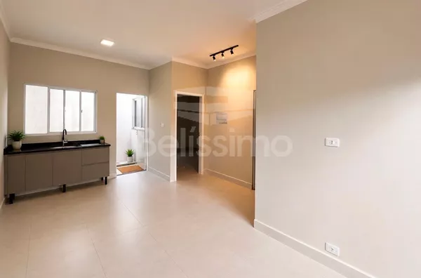 Casa com excelente localização 10 minutos do centro. Casa com 02 (dois) quartos, sendo 01 (um) suíte, 02 (dois) banheiros, 01 (uma) sala de estar, 01 (uma) cozinha, 01 (uma) lavanderia, com garagem - Foto 2