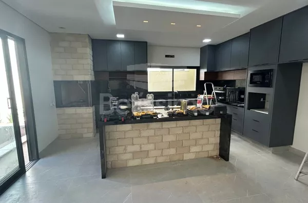 Casa com excelente localização no Condomínio Portal das Águas. Casa com 03(Três) quartos, sendo todos suíte, 01(uma) sala de TV,  01(uma) cozinha com área gourmet, 04(quatro) banheiros, 01(uma) área de serviço coberta e com garagem para 2 carros, piscina