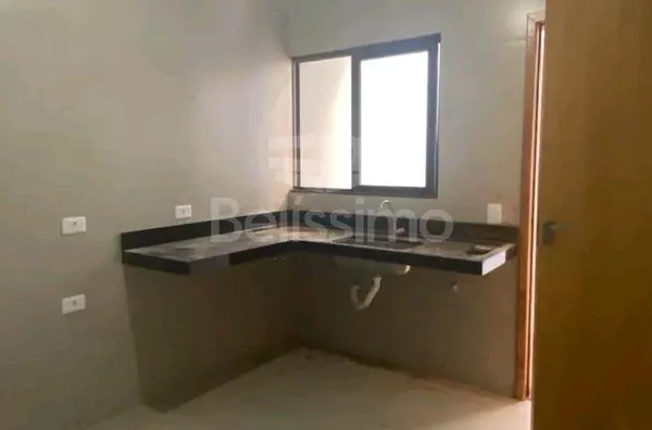 Casa com excelente localização 10 minutos do centro. Casa de 2 quartos,  01(uma) sala de TV, 01 (uma) cozinha, 01 (uma) área de serviço, 01 (um) banheiro e com garagem para 2 carros.