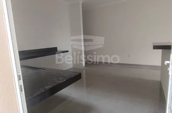 Casa com excelente localização 5 minutos do centro. Casa de 2 quartos, sendo 1 suíte, 01(uma) sala de TV, 01 (uma) cozinha, 01 (uma) área de serviço e 02 (dois) banheiros e com garagem para 1 carros. Garagem descoberta para 4 carros. Terreno mts: 6,50 x 5