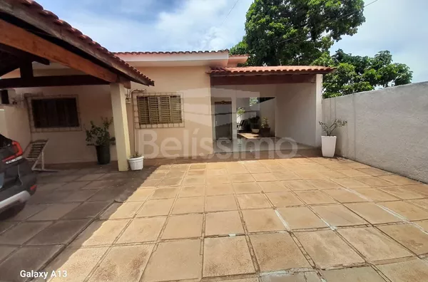 Casa á venda no Bairro Santos Dumont. Contendo 03(três) quarto(s) com planejados, sendo 1 suíte, 01(uma) sala de TV, 01(um)banheiro social com planejado, 01(uma) cozinha ampla com planejados, Área gourmet  com lavabo, lavanderia coberta, garagem para 3 ca