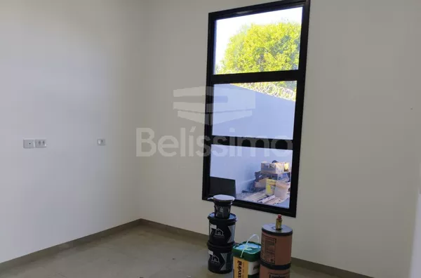 Casa com excelente localização no Vila Nova. Casa Contendo:  03 (Dois) Quartos, sendo 01 (Uma) Suíte, 01 (Uma) Sala com pé direito alto, 01 (Uma) Cozinha, 02 (Dois) Banheiros, 01 (Uma) Área de serviço coberta, Garagem para 3 carros.