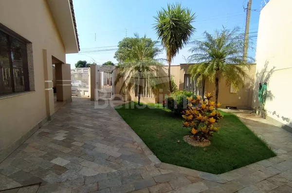 Lindo sobrado localizado no bairro São Jorge, sobrado estruturado, com piscina e churrasqueira 