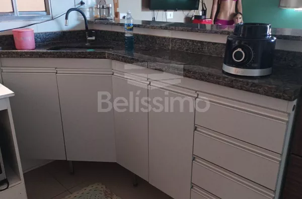 Casa localizada no Bairro Mais Parque, com 02(dois) Quartos, sendo uma suíte, 01(uma) Sala de TV, 01(jardim de inverno), 01(uma) cozinha com planejados, 02(dois)  Banheiros, Lavanderia coberta,  Garagem para 02 Veículos, Portão Eletrônico, Placa solar.   