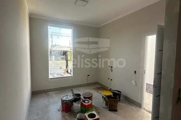 Casa com excelente localização 10 minutos do centro. Casa com 02 (dois) quartos, sendo 01 (um) suíte, 02 (dois) banheiros, 01 (uma) sala de estar, 01 (uma) cozinha, 01 (uma) lavanderia e garagem para 2 carro.