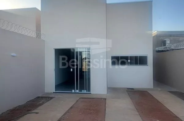 Linda casa no bairro Mais Parque, casa bem localizada. Casa contendo, 2 (Dois) Quartos, sendo 1 (Uma) suíte, 2 (Dois) Banheiros, Sala de TV, Cozinha, Lavanderia coberta e garagem para dois carros.