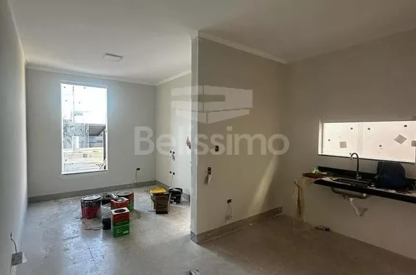 Casa com excelente localização 10 minutos do centro. Casa com 02 (dois) quartos, sendo 01 (um) suíte, 02 (dois) banheiros, 01 (uma) sala de estar, 01 (uma) cozinha, 01 (uma) lavanderia e garagem para 2 carro.