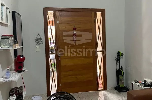 Casa com excelente localizada no Bairro Santa Luzia. Casa de 3 quartos, sendo 1 suíte, 01(uma) sala de TV, 01 (uma) cozinha, 01 (uma) área de serviço coberta, 02 (dois) banheiros com box e garagem para 2 carros.