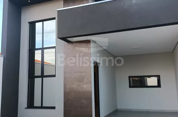 Casa com excelente localização no Jardim Ipacarai. Casa Contendo:  02 (Dois) Quartos, sendo 01 (Uma) Suíte, 01 (Uma) Sala com pé direito amplo, 01 (Uma) Cozinha integrada, 02 (Dois) Banheiros, 01 (Uma) Área de serviço coberta, Garagem para 02 carros