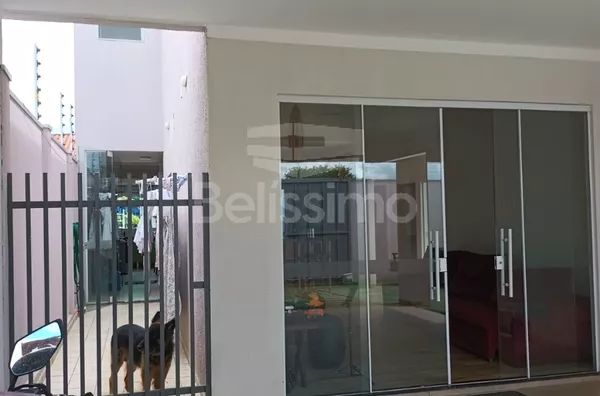 Lindo sobrado localizado no bairro Vila Nova, sobrado bem localizado e com lindos detalhes em bambu.