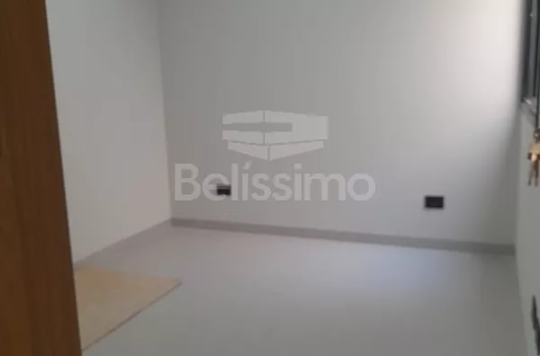 Casa com fino acabamento no Bairro Santos Dumond, excelente localização. Contendo 03(três) quartos, sendo uma suíte, 01(uma) sala, 01(uma) cozinha ampla, 02(dois) banheiros, lavanderia  e garagem coberta.