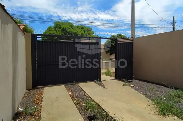 Casa á venda no Bairro Nova Três Lagoas! Contendo 03(três) quarto(s) sendo 1 suíte, 01(uma) sala de TV, 01(um)banheiro social, 01(uma) cozinha ampla, lavanderia coberta, garagem para 2 carros.  Área Construída : 90m²  Terreno: 180m²