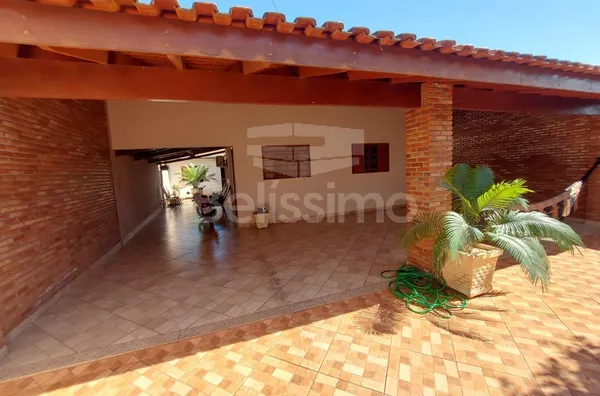 Casa com excelente localização: No bairro Vila Piloto I  Descrição do imóvel:    3 Quartos ,2 Banheiros, 1 Dispensa, 1 Cozinha com armários planejados, balcões, Sala de jantar com  janelas e porta de blindex, Área gourmet com churrasqueira