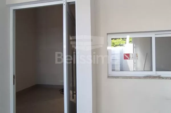 Casa com excelente localização 12 minutos do centro. Casa de 2 quartos, sendo 1 suíte, 01(uma) sala de TV, 01 (uma) cozinha com planejados , 01 (uma) área de serviço coberto e 02 (dois) banheiros e com garagem para 1 carro.  Área construída 73 m²  Área to