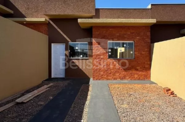 Casa com excelente localização. Casa de 2 quartos,  01(uma) sala de TV, 01 (uma) cozinha, (01) banheiro, 01 (uma) área de serviço coberta e garagem para 1 carro.