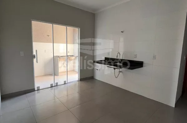 Linda casa no bairro Nova Três Lagoas, casa bem localizada. Casa contendo, 2 (Dois) Quartos, sendo 1 (Uma) suíte, 2 (Dois) Banheiros, Sala de TV, Cozinha, Lavanderia coberta e garagem para dois carros.