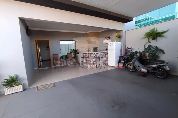 Casa localizada em Três Lagoas MS no bairro: Nova Três Lagoas, contendo os seguintes cômodos: 02 (dois) quartos, sendo 01 (uma) suíte, 02 (dois) banheiros, 01 (uma) cozinha gourmet, 01 (uma) sala TV, lavanderia coberta, garagem para 2 carros. 