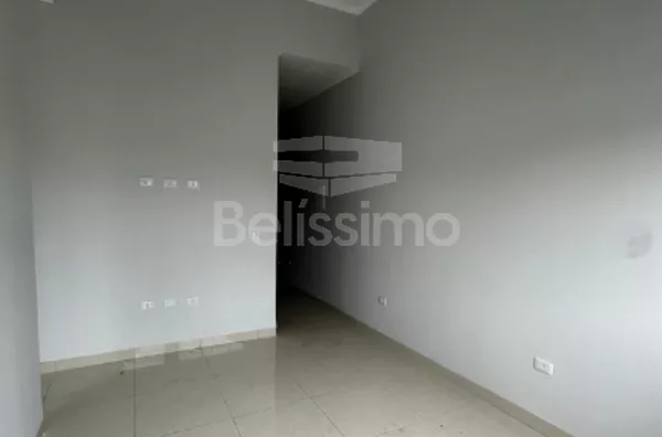 Casa com excelente localização. Casa de 2 quartos,  01(uma) sala de TV, 01 (uma) cozinha, (01) banheiro, 01 (uma) área de serviço coberta e garagem para 1 carro.
