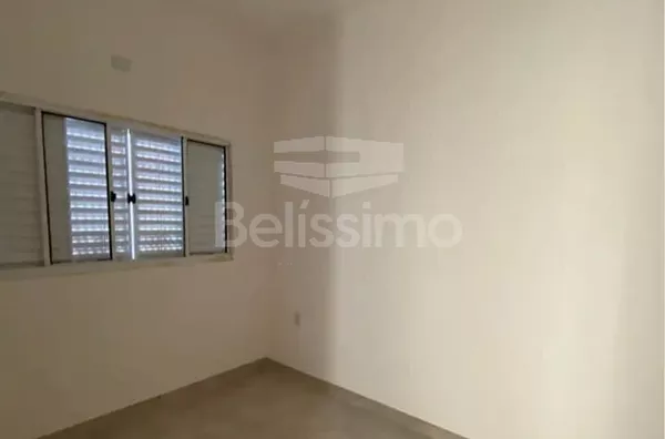 Casa com excelente localização 10 minutos do centro. Casa de 2 quartos, 01(uma) sala de TV, 01 (uma) cozinha, 01 (uma) área de serviço, 01 (um) banheiro e com garagem coberta. - Foto 4