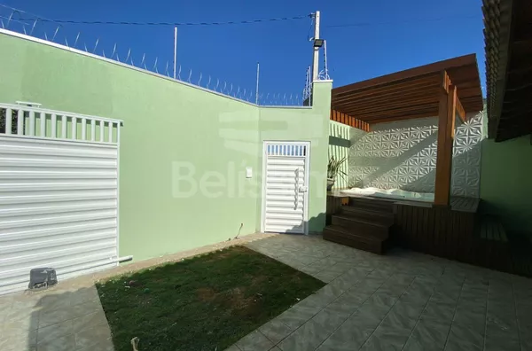 Casa com excelente localização 10 minutos do centro. Casa de 2 quartos, sendo 1 suíte, 01(um) jardim de inverno, 01(uma) sala de TV, 01 (uma) cozinha com planejados, 01 (uma) área gourmet, 01 (um) lavabo, 01 (uma) área de serviço e 02 (dois) banheiros