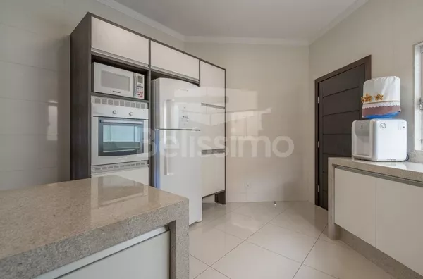 Casa com excelente localização no Jardim Dos Ipês I.  Moveis planejado em todo o imóvel, toda mobilhada (Eletros domésticos não estão incluso), ar-condicionado em todos os cômodos.
