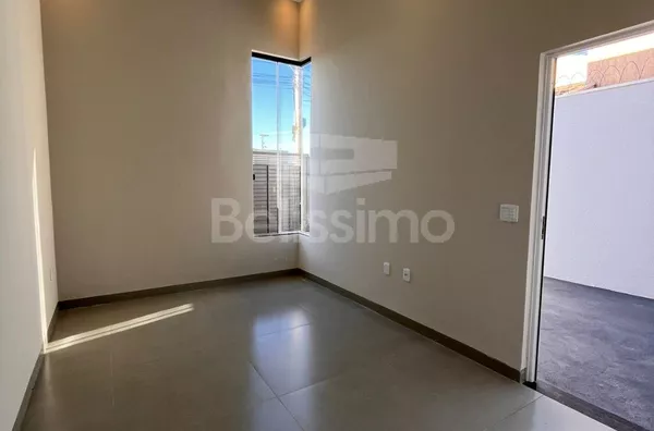 Casa com excelente localização 10 minutos do centro. Casa com 03 (três) quartos, sendo 01 (um) suíte, 02 (dois) banheiros, 01 (uma) sala de estar, 01 (uma) cozinha, 01 (uma) lavanderia e com garagem para 2 carro. 