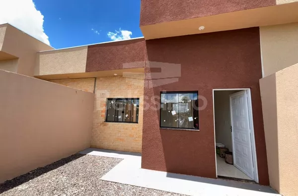 Casa com excelente localização. Casa de 2 quartos,  01(uma) sala de TV, 01 (uma) cozinha, (01) banheiro, 01 (uma) área de serviço coberta e garagem para 1 carro.