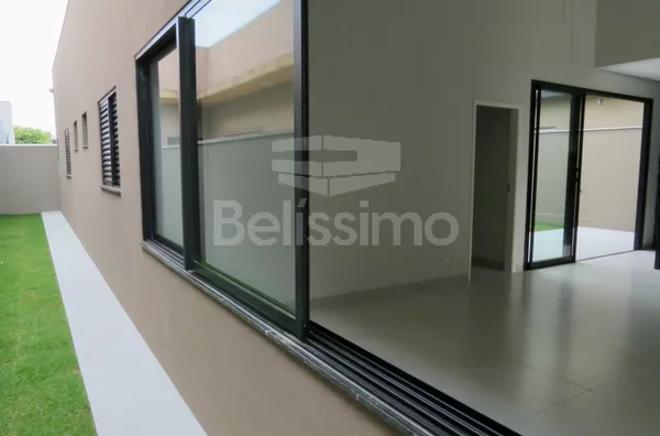 Linda Casa no condomínio Terras do Jupiá, Casa com 03(três) quartos , sendo 01(uma)suíte master com closet , 01(uma) suíte, 01(um) quarto, 01(uma) sala com pé direito alto, 01 (uma) cozinha com balcão em formato de ilha e planejados, 01 (uma) área de serv