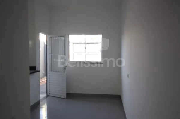 Casa com excelente localização 10 minutos do centro. Casa de 2 quartos, sendo 1 suíte, 01(uma) sala de TV, 01 (uma) cozinha, 01 (uma) área de serviço coberta, 02 (dois) banheiros e com garagem para 2 carros.  Terreno: 200m²  Construção: 55,62m ²