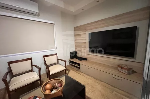 Belíssima casa de alto padrão. Casa contendo: 03 quartos, sendo uma suíte com closet, 02 banheiros, cozinha planejada, sala de TV, 01 jardim de inverno, área gourmet com planejado, lavanderia coberta e garagem p/ 3 carros.