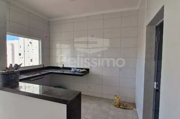 Casa localizada no bairro Nova Europa. Com 2 quartos,  01(uma) sala de TV, 01 (uma) cozinha, (01) banheiro, 01 (uma) área de serviço coberta e garagem para 1 carro.