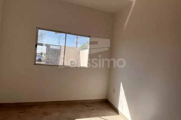 Casa com excelente localização no Loteamento OT. Casa de 2 quartos,  01(uma) sala de TV, 01 (uma) cozinha, (01) banheiro, 01 (uma) área de serviço coberta e garagem para 1 carro.