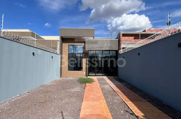 Casa com excelente localização no Bela vista da Lagoa. Casa Contendo: 03 (Três) Quartos, sendo 01 (Uma) Suíte, 01 (Uma) Sala com pé direito amplo, 01 (Uma) Cozinha, 02 (Dois) Banheiros, 01 (Uma) Área de serviço coberta, Garagem para 02 carros