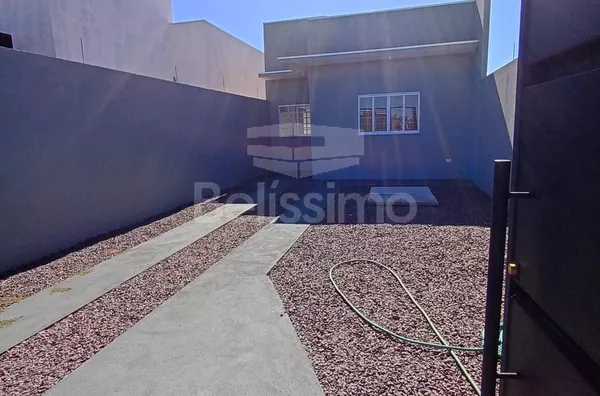 Casa no loteamento Santa Helena, com 02(dois) Quartos, sendo uma suíte, 01(uma) Sala de TV, 01(jardim de inverno), 01(uma) cozinha, 02(dois) Banheiros, Lavanderia coberta, Garagem para 02 Veículos,