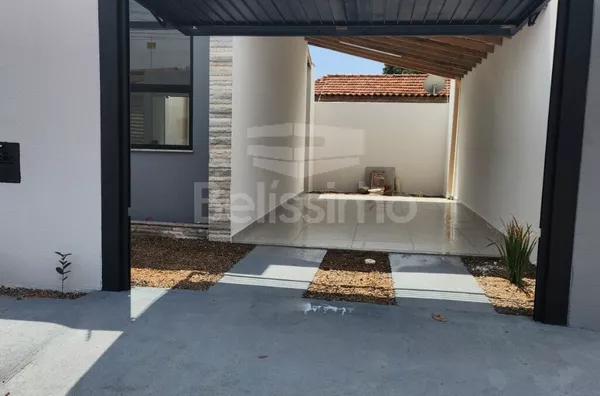 Casa com excelente localização no Bairro Santa Luzia. Casa de 2 quartos, sendo 1 suíte, 01(uma) sala de TV, 01 (uma) cozinha, 01 (uma) jardim de inverno, 02 (dois) banheiros com box e garagem para 2 carros.