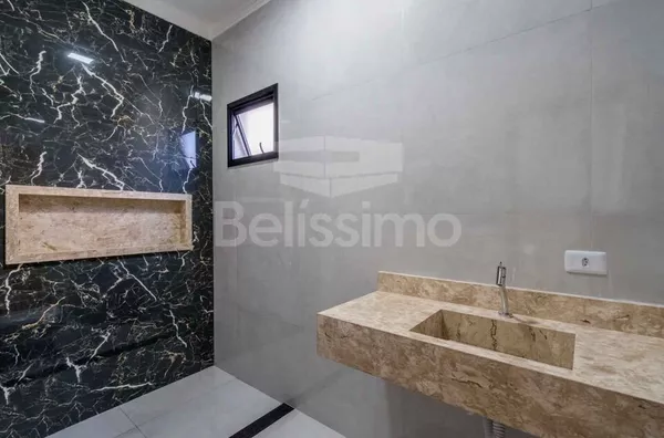 Linda Casa no condomínio Costa Leste, Casa com 03(três) quartos, sendo 1 suíte + 2(duas) Demi-suítes, 01(uma) sala com pé direito alto, com acabamento sanca de gesso, 01 (uma) cozinha com balcão em formato de ilha, 01 (uma) área de serviço coberta, 03 (tr