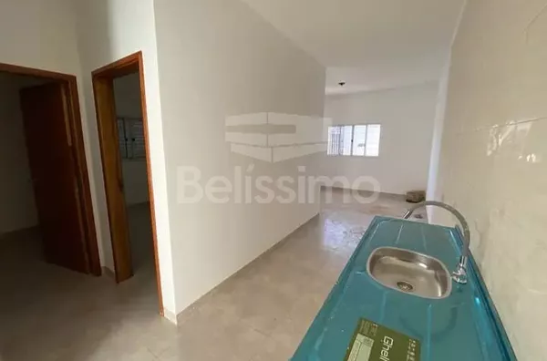 Casa com excelente localização 10 minutos do centro. Casa de 2 quartos, 01(uma) sala de TV, 01 (uma) cozinha, 01 (uma) área de serviço, 01 (um) banheiro e com garagem coberta. - Foto 6