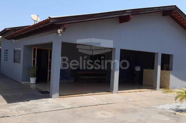 Casa com excelente localização 10 minutos do centro. Casa com 03(três) quartos, sendo 1 suíte, 01(uma) sala de TV ampla, 01 (uma) cozinha, 02 (dois) banheiros, 01 (uma) área de serviço coberta e com garagem para 3 carros.   Área Construída:370m²  Área Tot