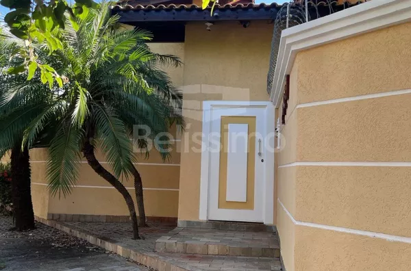 Casa completa no São Jorge com 3 quartos, suíte com closet e banheira, quintal amplo e área gourmet